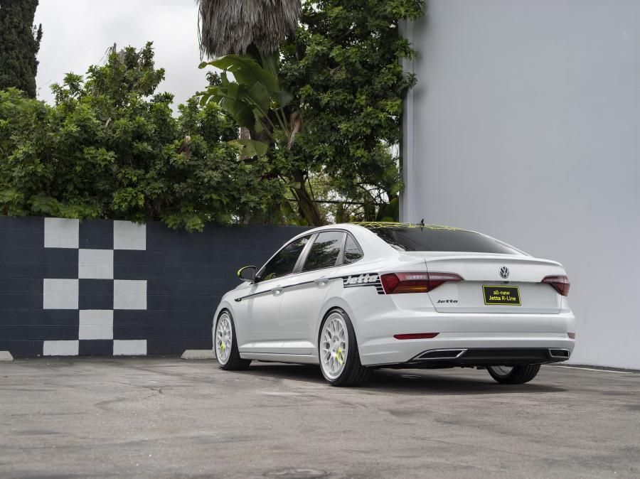  Volkswagen Jetta R-Line SoCal Concept 2018 года  (фото 3 из 5)